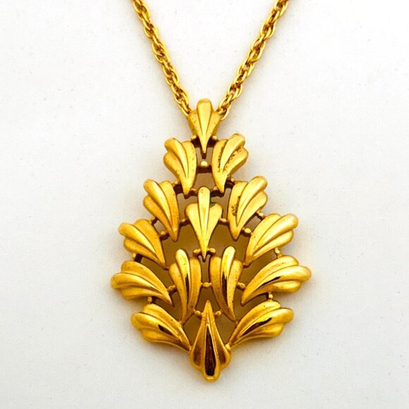 Vintage Trifari Large Gold Tone Pendant and Long Trifari Rope Chain - Picture 10 of 10